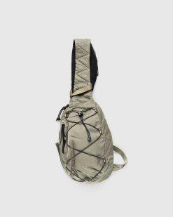 C.P. Company Sac A Dos Bandouliere En Nylon B Argente Sauge | Sacs